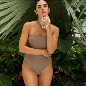 Elegant traditional Hawaiian-style white puka shell choker necklace